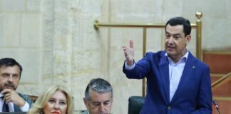 El presidente de Andalucía, Juanma Moreno, en una intervención en el Parlamento andaluz junto a diputados del PP.