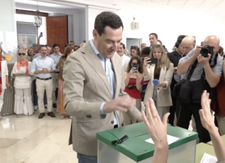 PP y VOX salen de las andaluzas de 2026 mejor que en 2022 de cara a derrotar a Sánchez en las generales Juanma Moreno Bonilla votando en las elecciones andaluzas de 2026 rodeado de periodistas y fotógrafos.