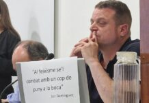 Cartel contra VOX exhibido por Junts en el pleno de Sant Andreu