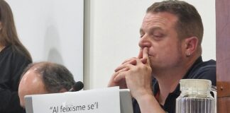 Cartel contra VOX exhibido por Junts en el pleno de Sant Andreu