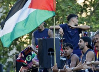 El ministro de Defensa de Israel carga contra Lamine Yamal por ondear la bandera palestina: «Incita contra Israel» Lamine Yamal junto a una bandera palestina durante la rúa del FC Barcelona por las calles de Barcelona.