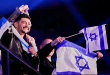 Noam Bettan ondea una bandera de Israel durante Eurovisión 2026 en Viena