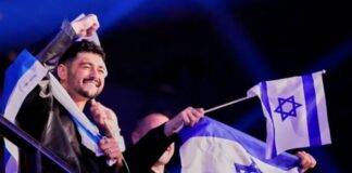 Noam Bettan ondea una bandera de Israel durante Eurovisión 2026 en Viena