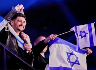 Noam Bettan ondea una bandera de Israel durante Eurovisión 2026 en Viena