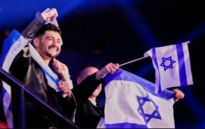 Noam Bettan ondea una bandera de Israel durante Eurovisión 2026 en Viena