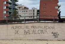 Pintada contra Xavier García Albiol en un muro del paseo marítimo de Badalona firmada por Jovent Republicà BDN.