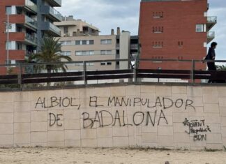 Pintada contra Xavier García Albiol en un muro del paseo marítimo de Badalona firmada por Jovent Republicà BDN.