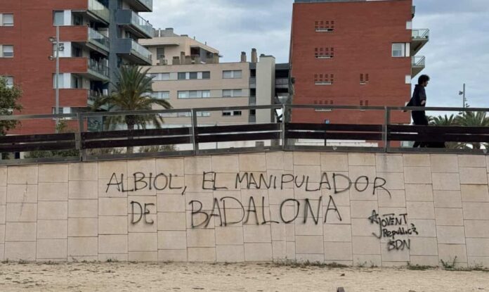 Pintada contra Xavier García Albiol en un muro del paseo marítimo de Badalona firmada por Jovent Republicà BDN.