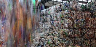 Grandes bloques de residuos plásticos compactados en una planta industrial de reciclaje.