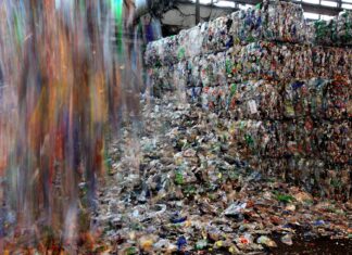 Grandes bloques de residuos plásticos compactados en una planta industrial de reciclaje.