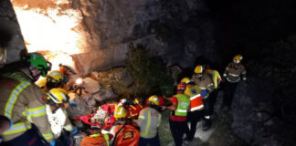 Efectivos de Bombers de la Generalitat durante un rescate de montaña en Cornudella de Montsant