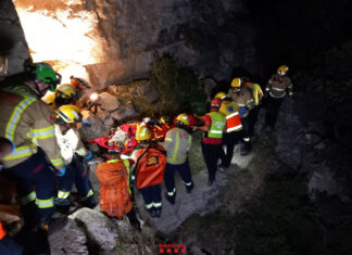 Muere un parapentista tras sufrir un accidente en una zona de difícil acceso en Àger Efectivos de Bombers de la Generalitat durante un rescate de montaña en Cornudella de Montsant