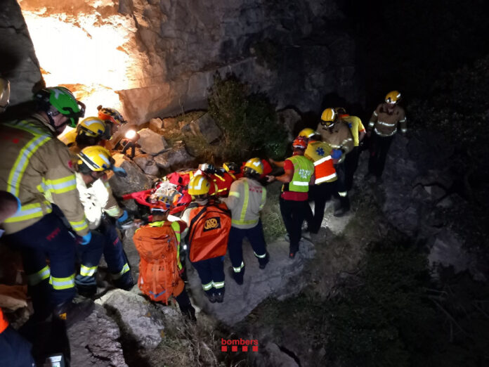 Efectivos de Bombers de la Generalitat durante un rescate de montaña en Cornudella de Montsant