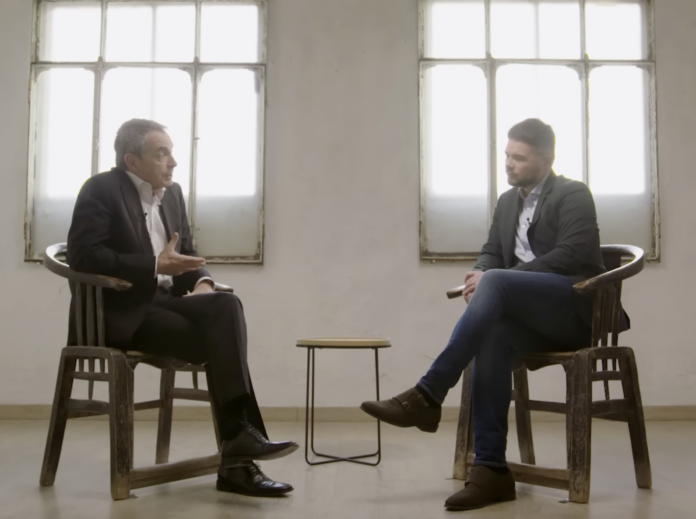 Gabriel Rufián entrevista a José Luis Rodríguez Zapatero en el programa La Fábrica 1931 en 2023
