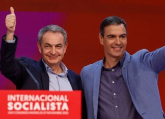 Las redes estallan contra Zapatero tras salvar el pasaporte: «No somos iguales ante la ley» Pedro Sánchez y José Luis Rodríguez Zapatero durante un acto del PSOE