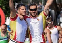 Saúl Craviotto y Cristian Toro celebran un oro olímpico con la selección española de piragüismo.