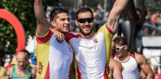 Saúl Craviotto y Cristian Toro celebran un oro olímpico con la selección española de piragüismo.