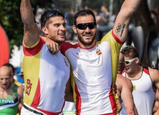 Saúl Craviotto y Cristian Toro celebran un oro olímpico con la selección española de piragüismo.