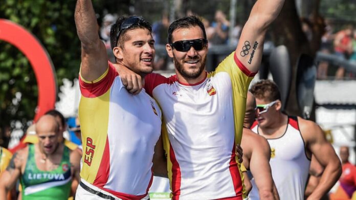 Saúl Craviotto y Cristian Toro celebran un oro olímpico con la selección española de piragüismo.