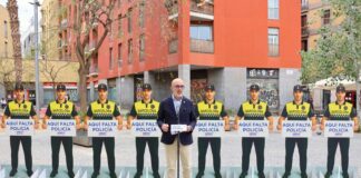 Daniel Sirera presenta la campaña Calles Seguras en el Raval con carteles de “Aquí falta policía”