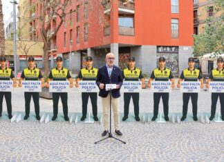 Daniel Sirera presenta la campaña Calles Seguras en el Raval con carteles de “Aquí falta policía”
