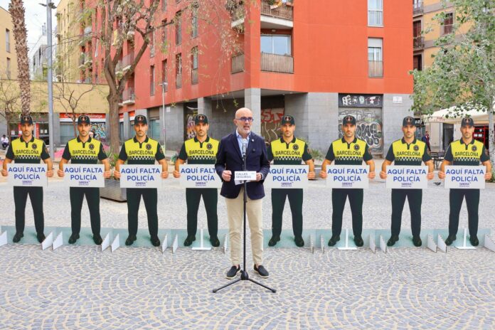 Daniel Sirera presenta la campaña Calles Seguras en el Raval con carteles de “Aquí falta policía”