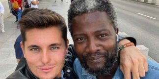 Vito Quiles y Bertrand Endongo posan juntos tras la expulsión de ambos periodistas del Congreso de los Diputados.