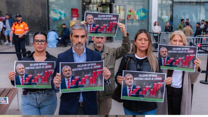 Gonzalo de Oro y miembros de VOX Barcelona denuncian el aumento de la delincuencia en la ciudad