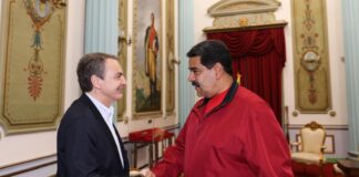 José Luis Rodríguez Zapatero estrecha la mano de Nicolás Maduro durante un encuentro oficial en Venezuela