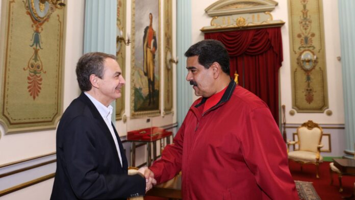José Luis Rodríguez Zapatero estrecha la mano de Nicolás Maduro durante un encuentro oficial en Venezuela