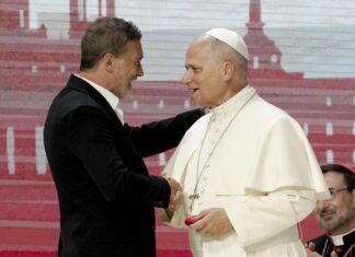 Antonio Banderas responde a las críticas por su encuentro con el papa León XIV Antonio Banderas y el Papa León XIV