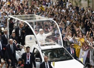 Detenido un hombre por presuntos tocamientos durante el recorrido del Papa por Barcelona Papa León XIV en el papamóvil