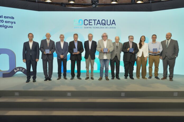 Xavier Bernat, director de Estrategia, Innovación y Desarrollo en Aigües de Barcelona, Luis Calvo, delegado institucional del Consejo Superior de Investigaciones Científicas en Catalunya, Daniel Tugues, director País de Veolia en España, Josep Lluís Armenter, director de l'Agència Catalana de l’Aigua, Rafael Villaseca, presidente de Veolia en España, Antonio Balmón, alcalde de Cornellà de Llobregat, Miquel Roca, presidente de Aigües de Barcelona, Jordi Berenguer, vicerrector de Transferencia, Innovación y Emprendimiento de la Universitat Politècnica de Catalunya, Marina Arnaldos, gerente de Cetaqua Barcelona, Demetrios G. Eliades, Profesor en el KIOS Research and Innovation Center of Excellence de Chipre, y Rubén Ruiz, presidente del Patronato de Cetaqua.