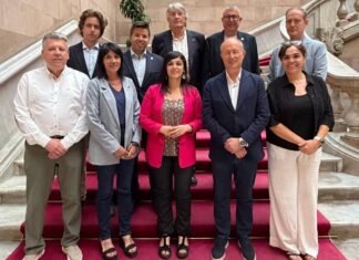El exdirigente de Societat Civil Catalana Xavier Capelles ficha por Aliança Catalana Representantes de Aliança Catalana y Futur Blau posan en las escaleras del Parlament de Catalunya tras formalizar su acuerdo de colaboración. Representantes de Aliança Catalana y Futur Blau posan en las escaleras del Parlament de Catalunya tras formalizar su acuerdo de colaboración.