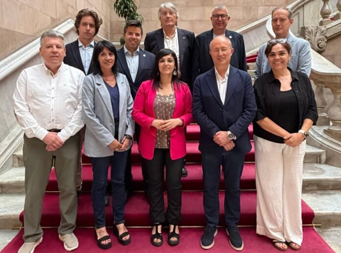 Representantes de Aliança Catalana y Futur Blau posan en las escaleras del Parlament de Catalunya tras formalizar su acuerdo de colaboración. Representantes de Aliança Catalana y Futur Blau posan en las escaleras del Parlament de Catalunya tras formalizar su acuerdo de colaboración.
