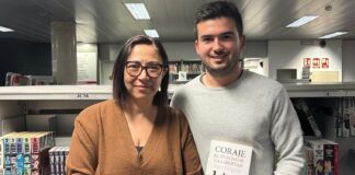 Arnau Liesa posa junto a la activista Hanan Serroukh durante un acto público.