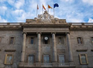 Barcelona suspende a un bombero por una presunta agresión sexual ocurrida en el parque de la Zona Franca Fachada principal del Ayuntamiento de Barcelona en la plaza de Sant Jaume.