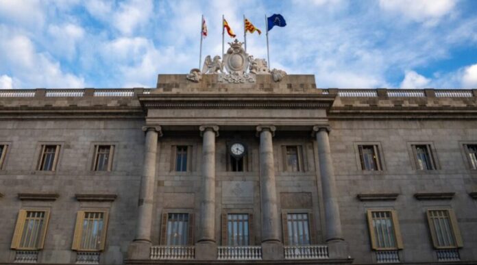 Fachada principal del Ayuntamiento de Barcelona en la plaza de Sant Jaume.