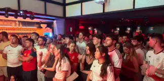 Aficionados siguen un partido de la Selección Española durante un evento organizado por Barcelona con la Selección.