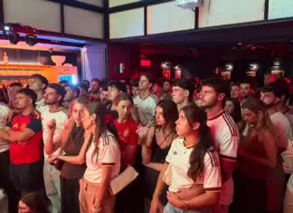 Aficionados siguen un partido de la Selección Española durante un evento organizado por Barcelona con la Selección.