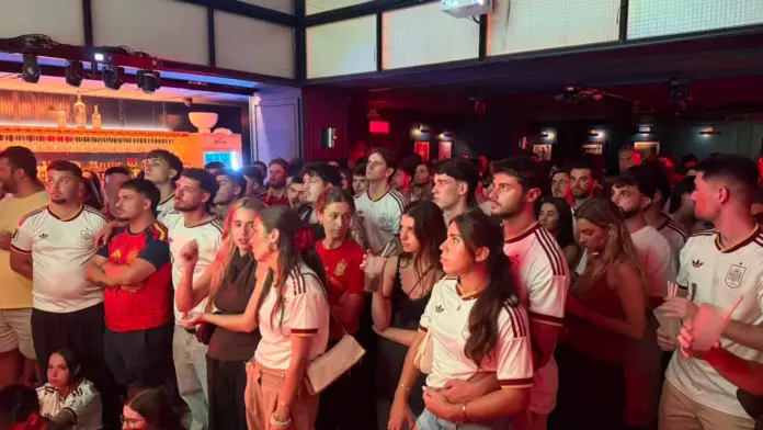 Aficionados siguen un partido de la Selección Española durante un evento organizado por Barcelona con la Selección.