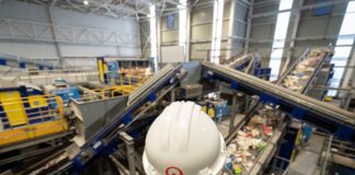 Instalaciones del centro de tratamiento de residuos Las Lomas de Veolia con cintas de clasificación y procesos de reciclaje.