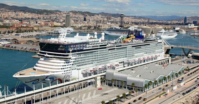Un crucero atracado en la Terminal A del Puerto de Barcelona, principal punto de llegada de cruceristas a la capital catalana.