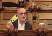Daniel Sirera muestra una pistola Taser durante su intervención en el Pleno del Ayuntamiento de Barcelona