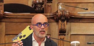 Daniel Sirera muestra una pistola Taser durante su intervención en el Pleno del Ayuntamiento de Barcelona