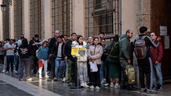 Regularización de personas migrantes en España