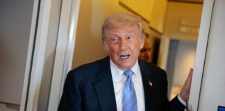 Donald Trump atiende a los medios durante un acto oficial en Estados Unidos.