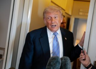 Donald Trump atiende a los medios durante un acto oficial en Estados Unidos.