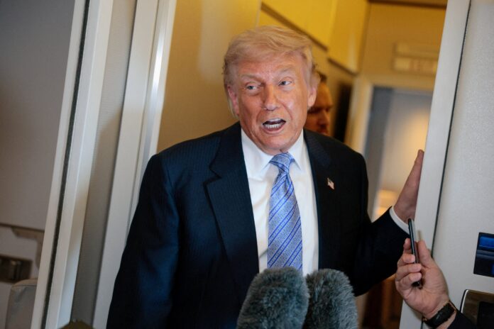 Donald Trump atiende a los medios durante un acto oficial en Estados Unidos.