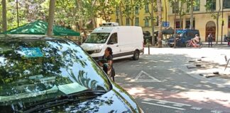 Furgón de la BRIMO desplegado en la Rambla del Raval tras la pelea multitudinaria registrada este fin de semana en Barcelona.